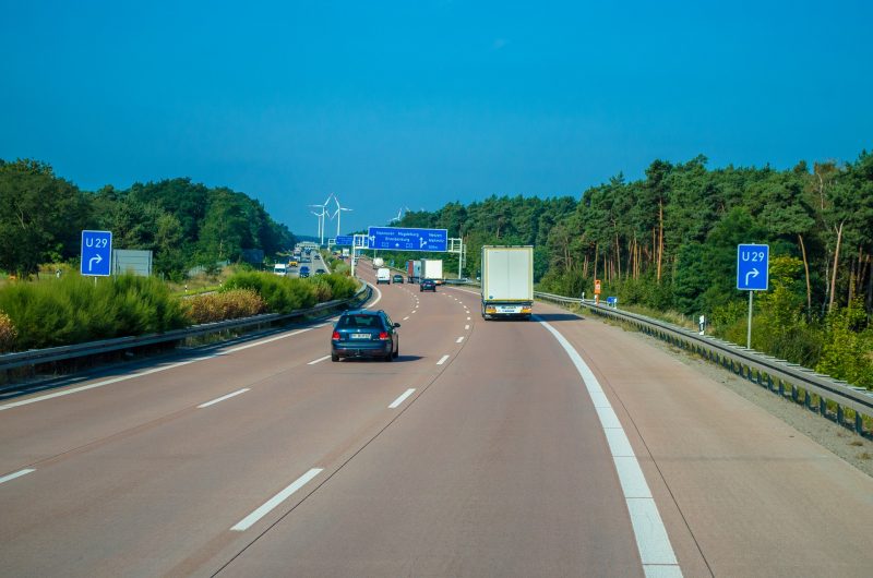 Zu Fuß auf der Autobahn